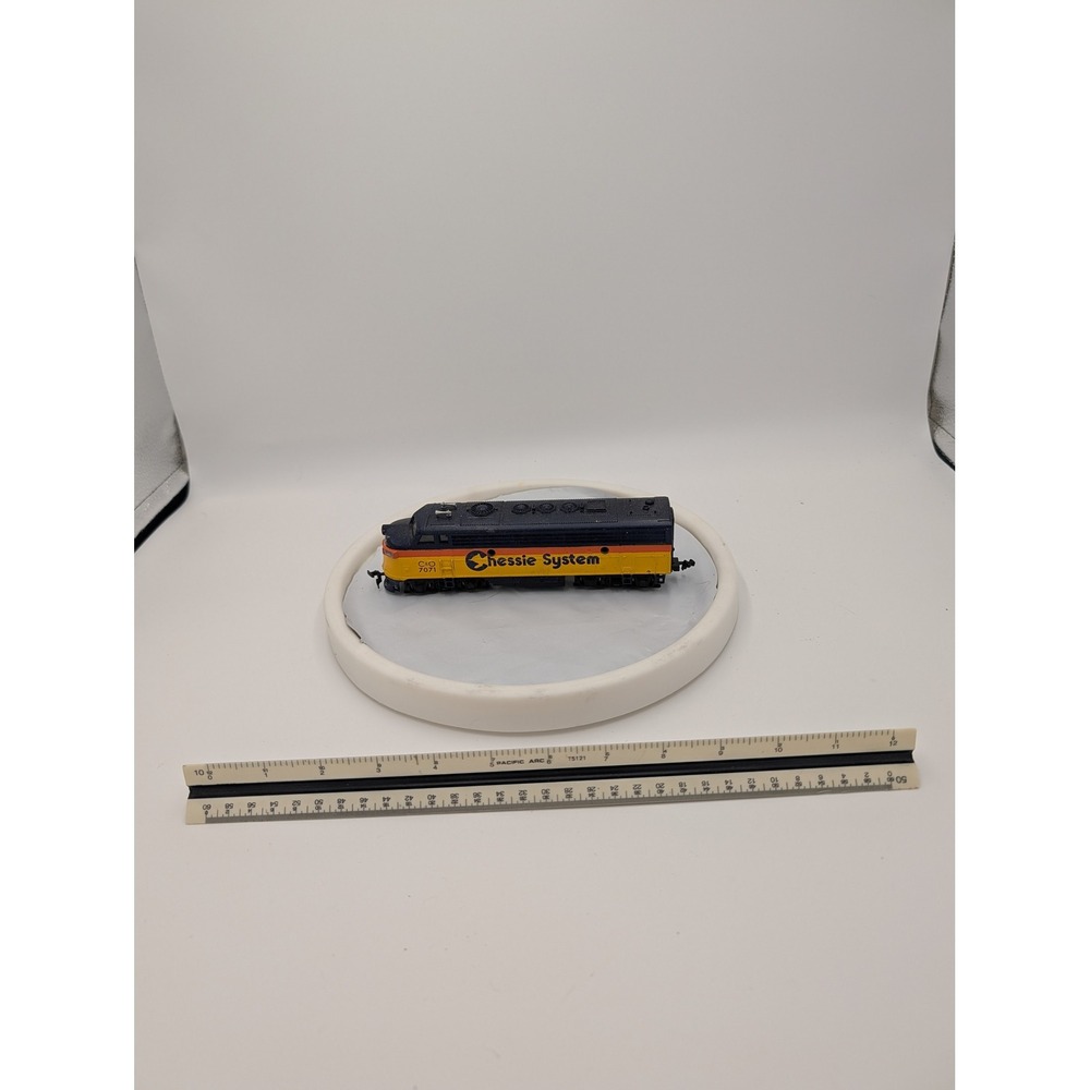 Bachmann HO Scale Chessie‎ System C&O 7071 Diesel Locomotive Engine Train
